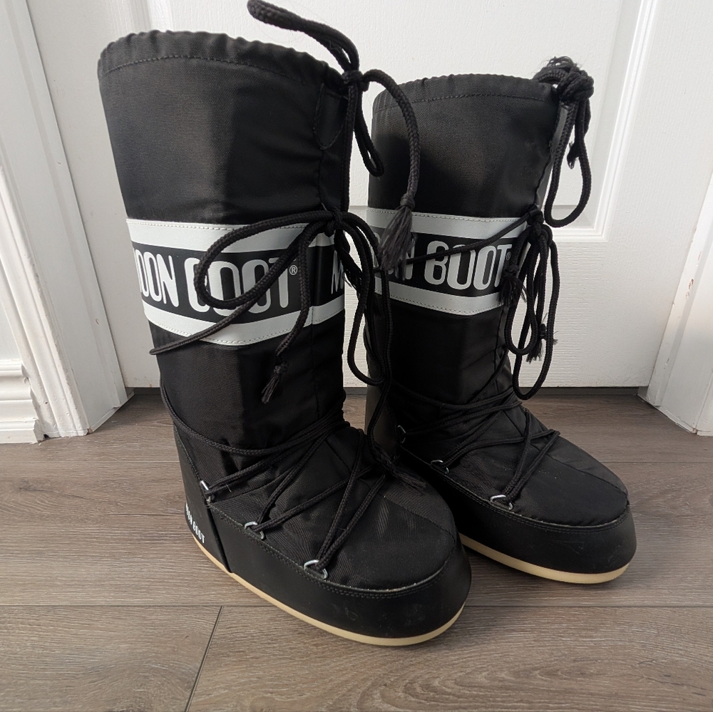 Tall black Moon Boots Size 39/41